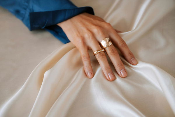 Countries That Wear Wedding Rings on the Right Hand